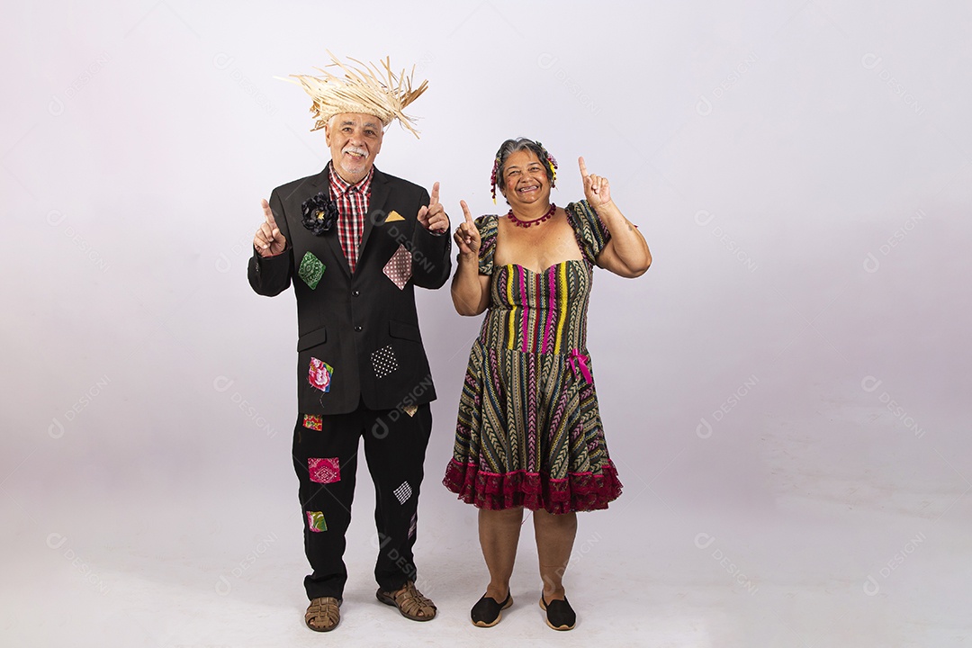 Casal sênior com trajes de festa junina