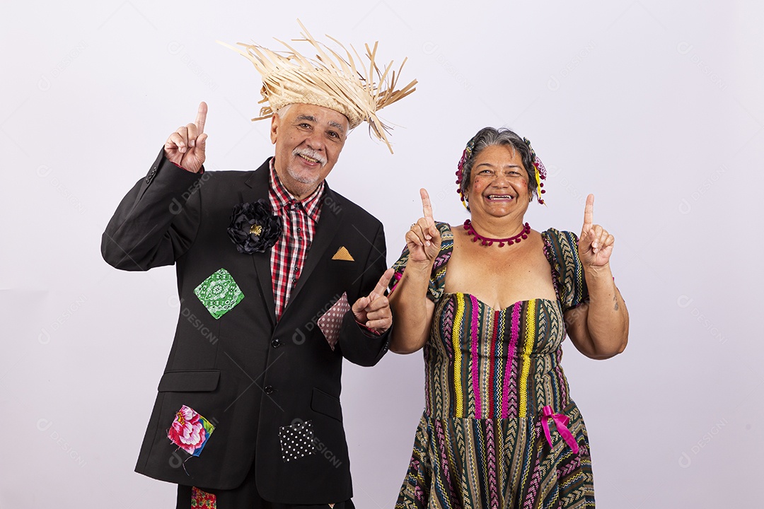 Casal sênior com trajes de festa junina