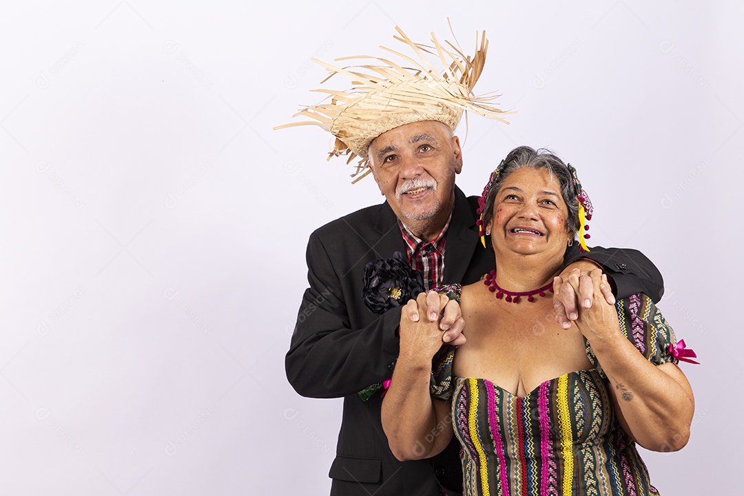 Casal sênior com trajes de festa junina