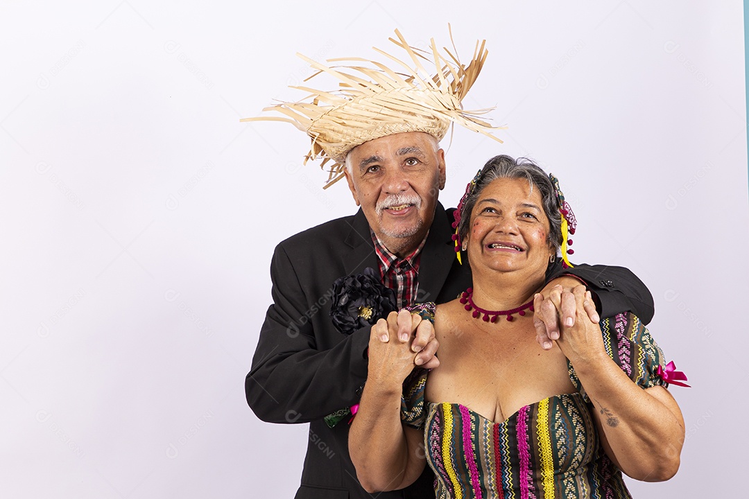 Casal sênior com trajes de festa junina