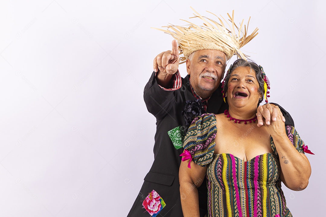Casal sênior com trajes de festa junina