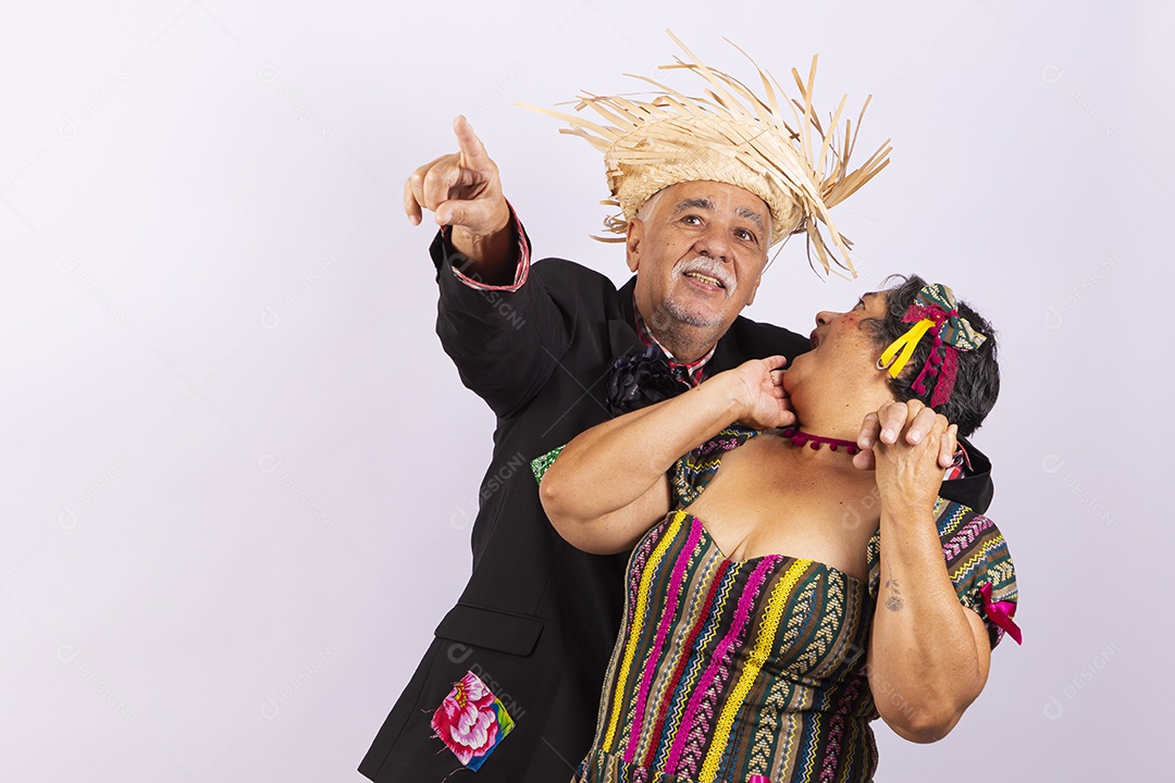 Casal sênior com trajes de festa junina