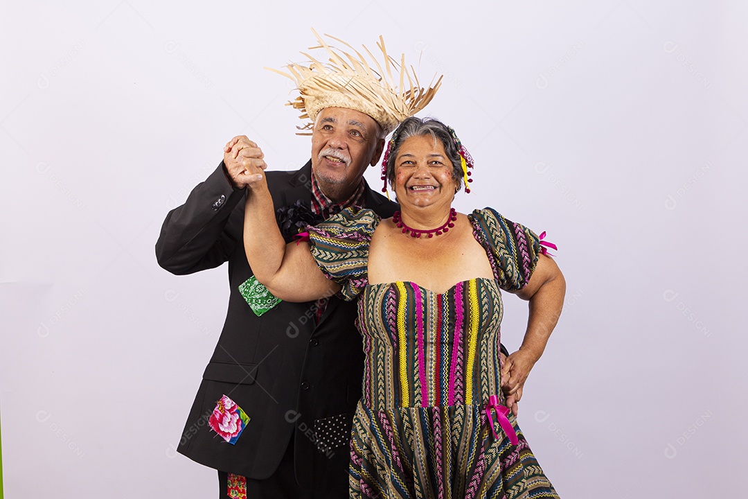 Casal sênior com trajes de festa junina