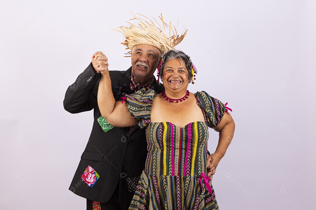 Casal sênior com trajes de festa junina