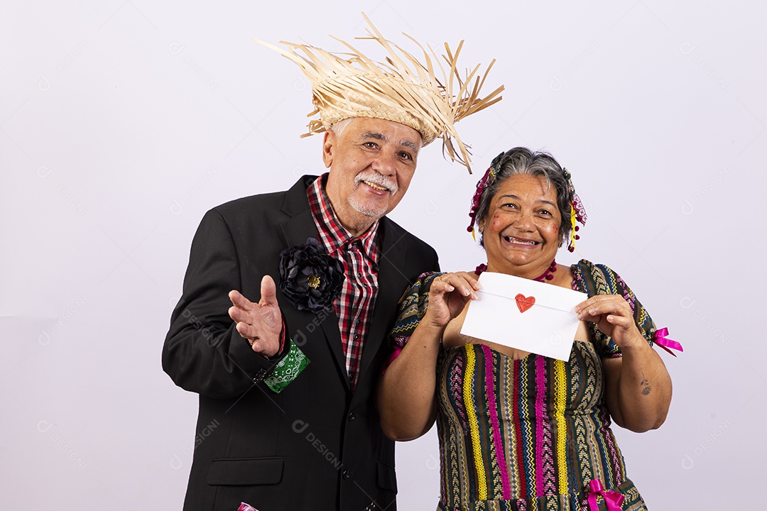 Casal sênior com trajes de festa junina