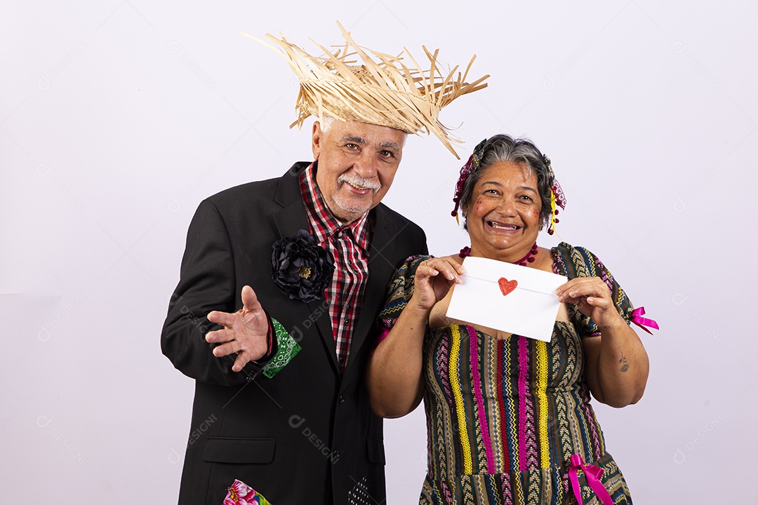 Casal sênior com trajes de festa junina