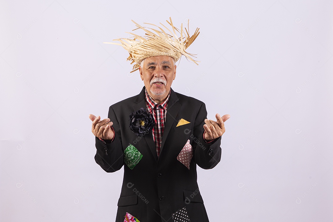 Homem com trajes de festa junina