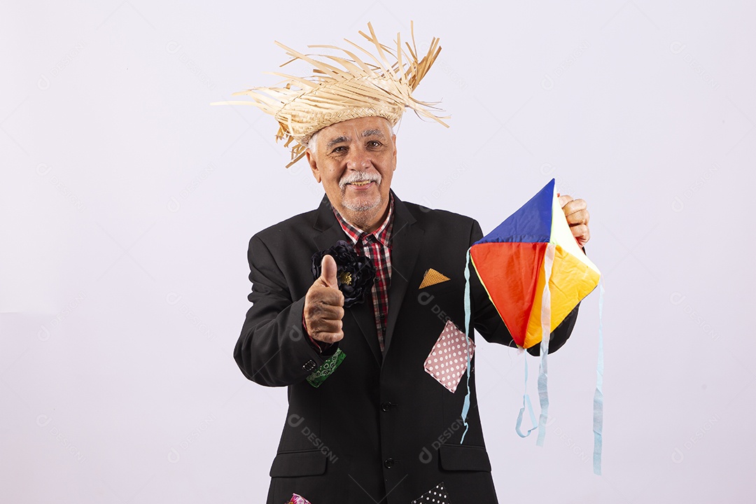 Homem com traje de festa junina