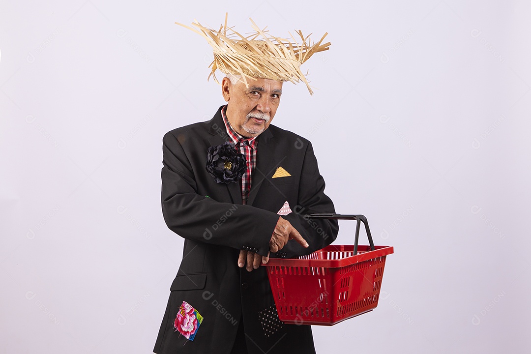 Homem com traje de festa junina