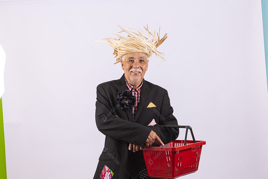 Homem com traje de festa junina