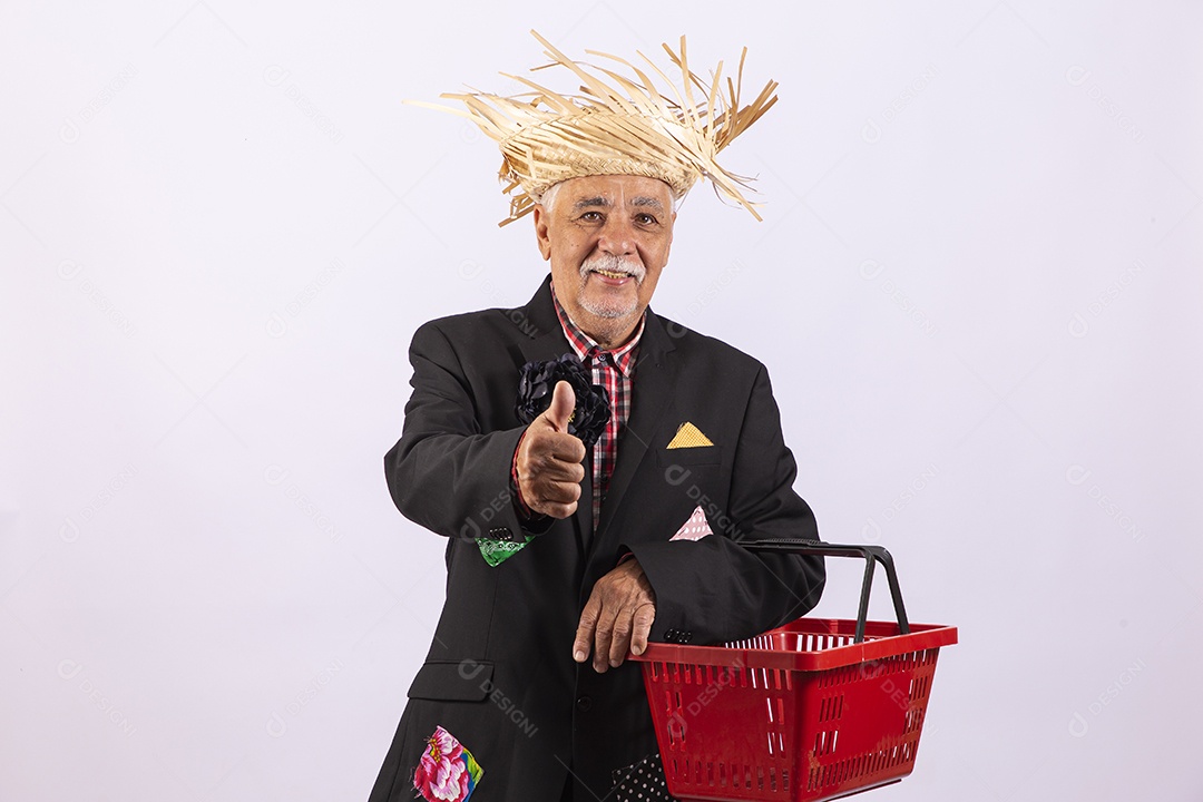 Homem com traje de festa junina