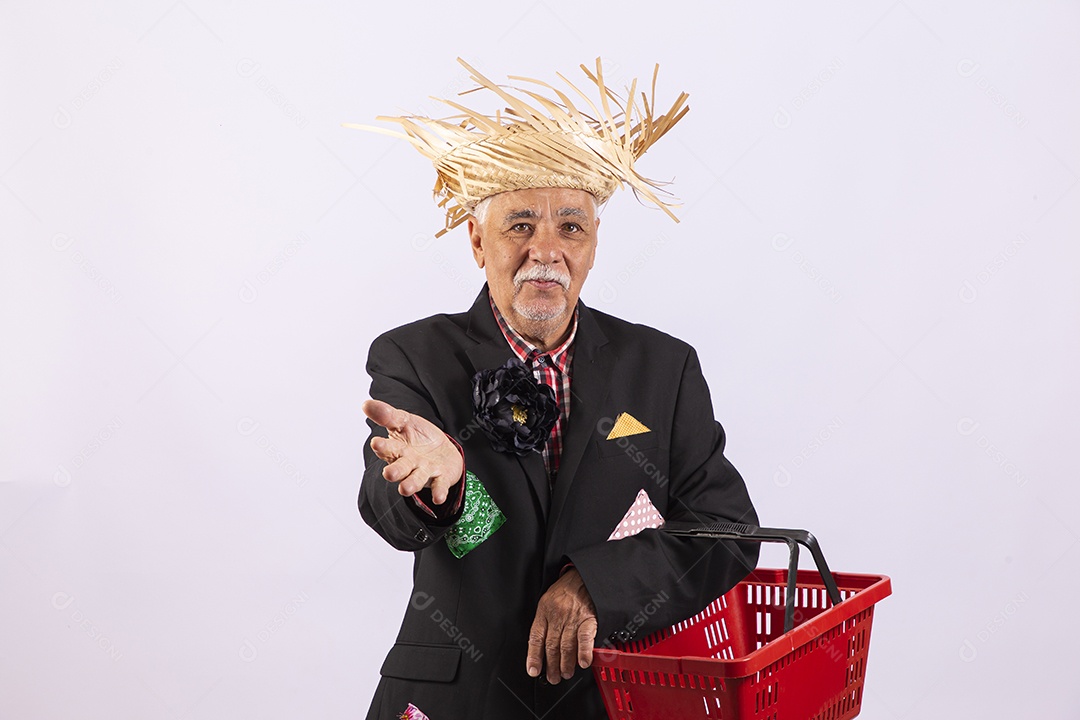 Homem com traje de festa junina