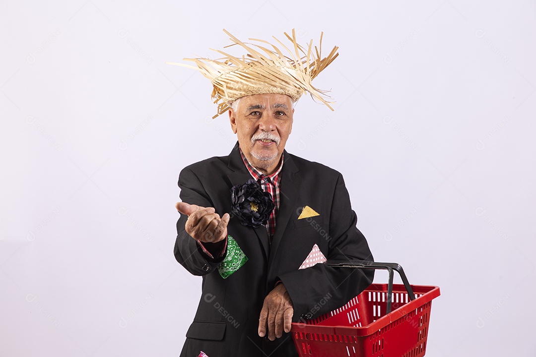 Homem com traje de festa junina