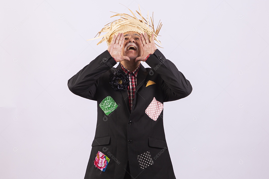 Homem com traje de festa junina