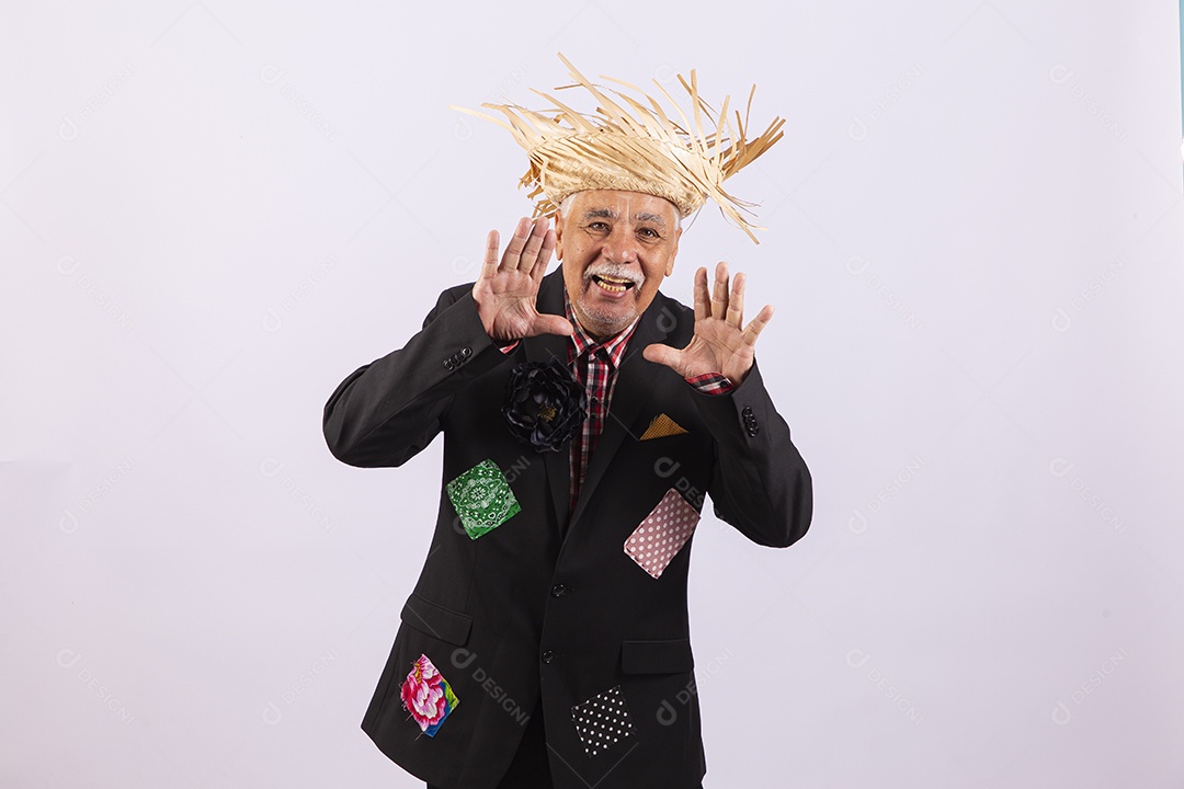 Homem com traje de festa junina