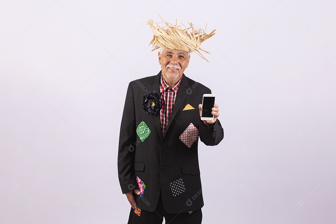 Homem com traje de festa junina