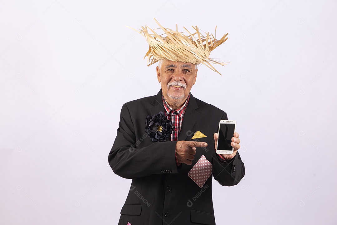 Homem com traje de festa junina