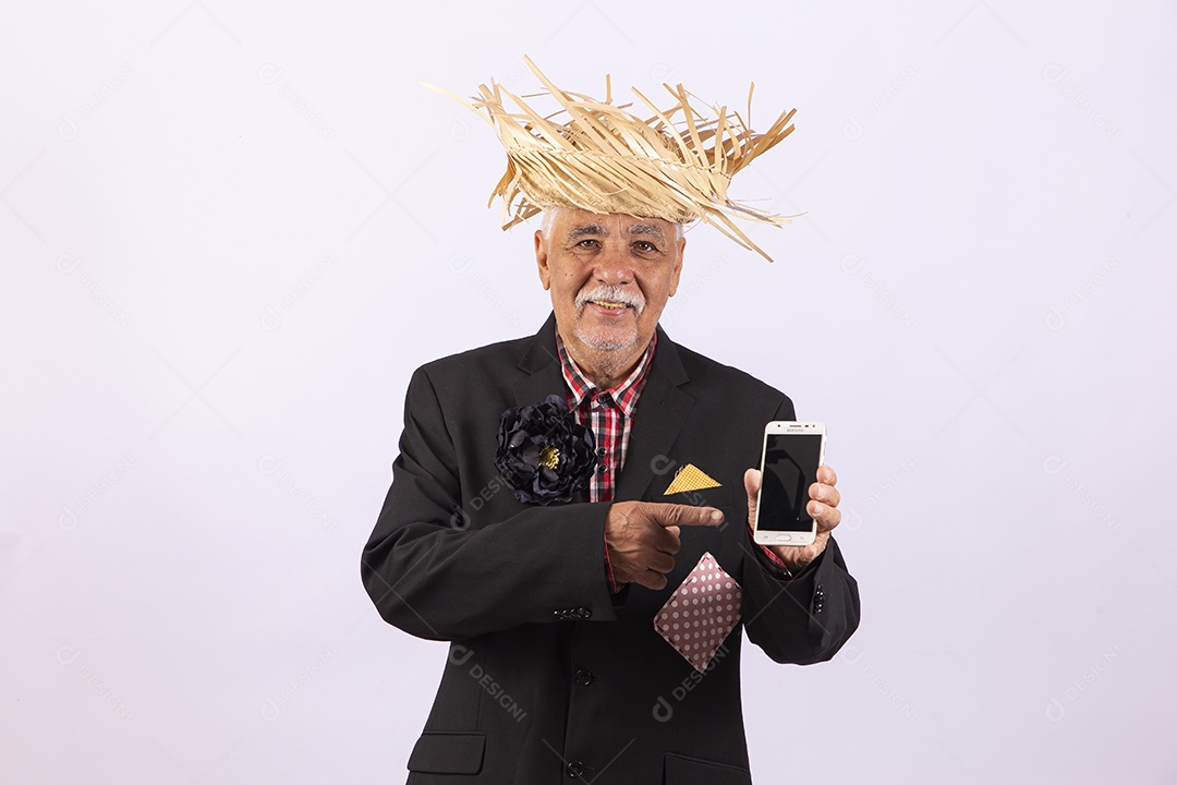 Homem com traje de festa junina