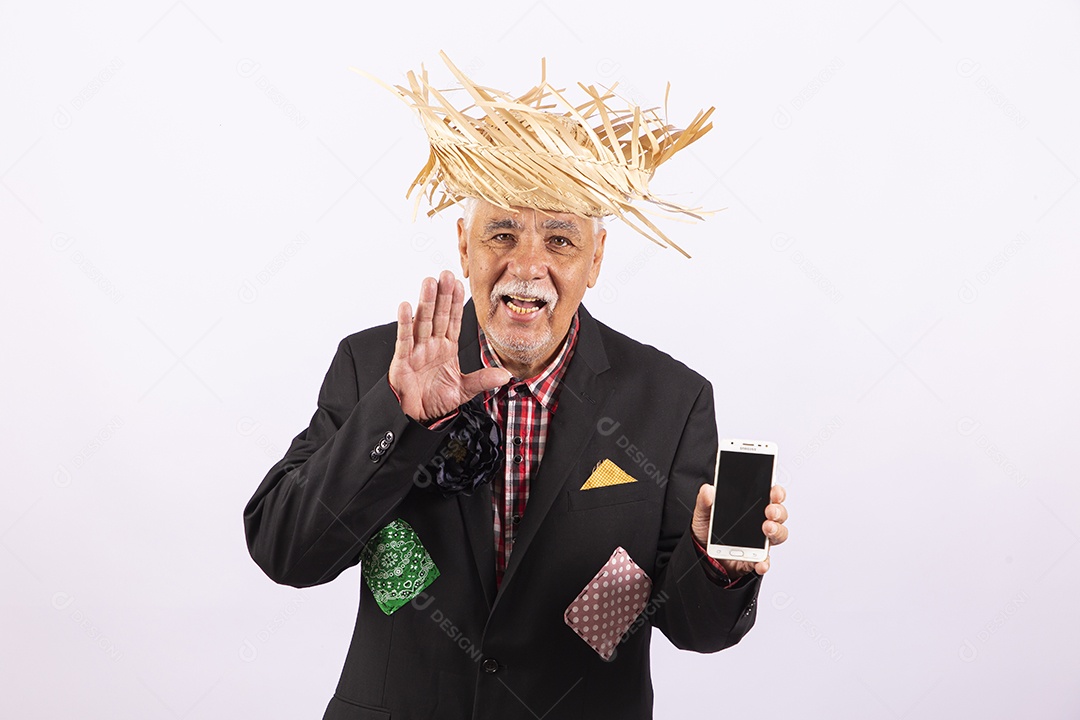 Homem com traje de festa junina