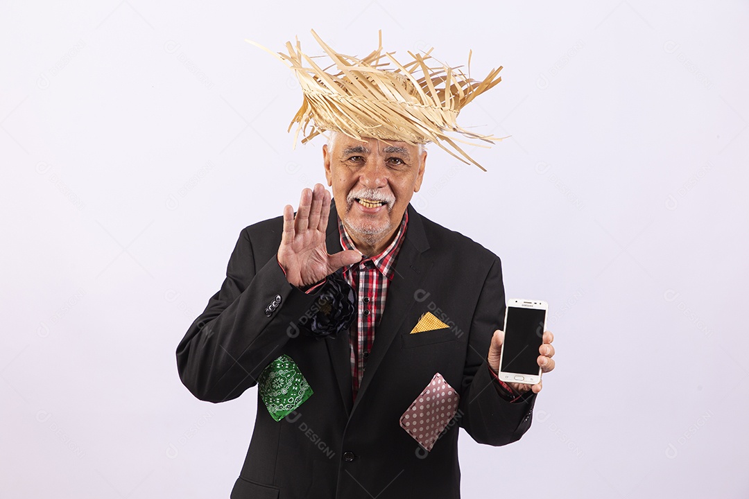 Homem com traje de festa junina