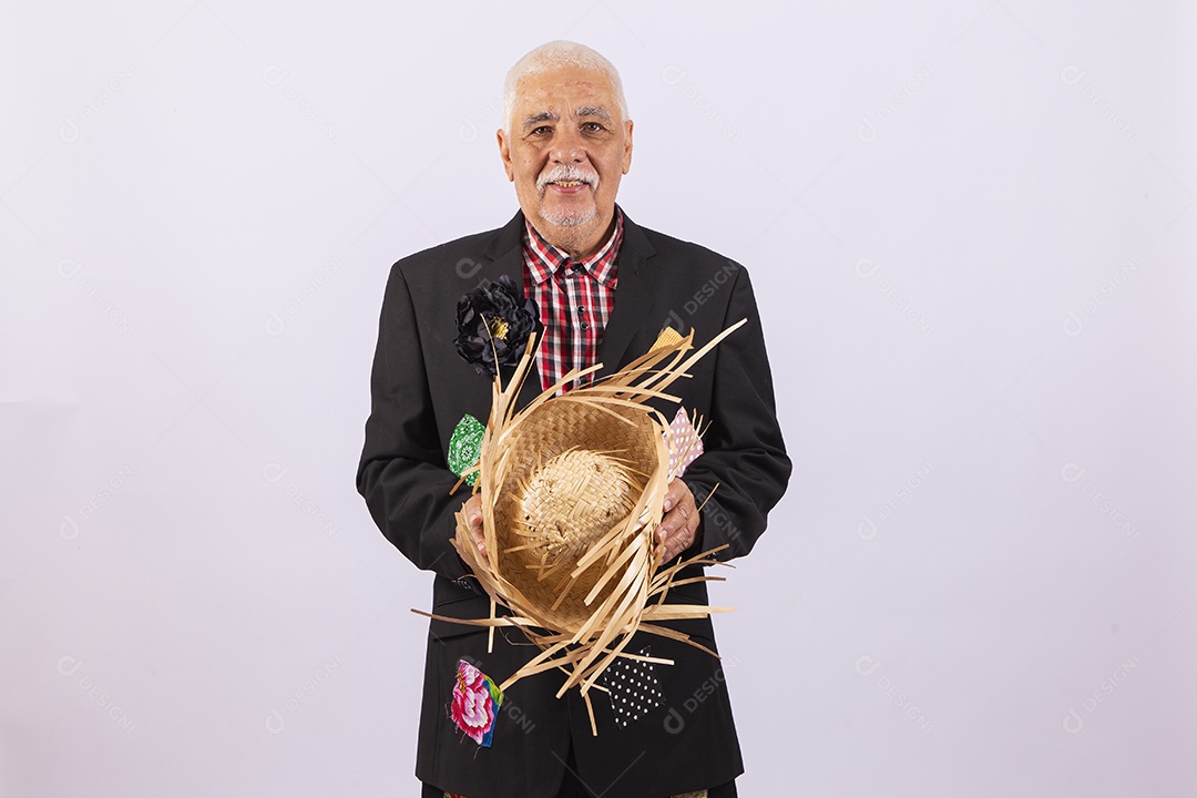 Homem com traje de festa junina