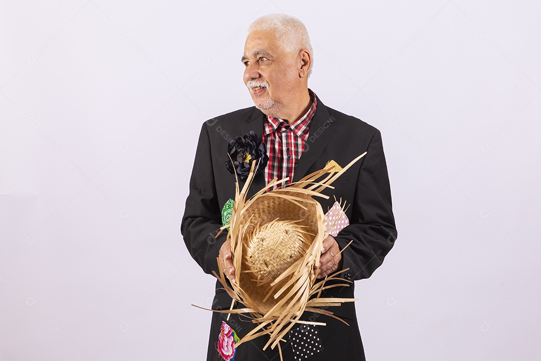 Homem com traje de festa junina