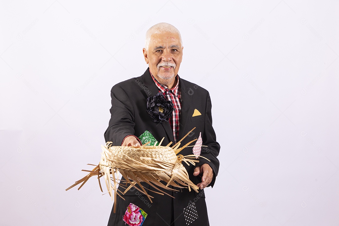 Homem com traje de festa junina