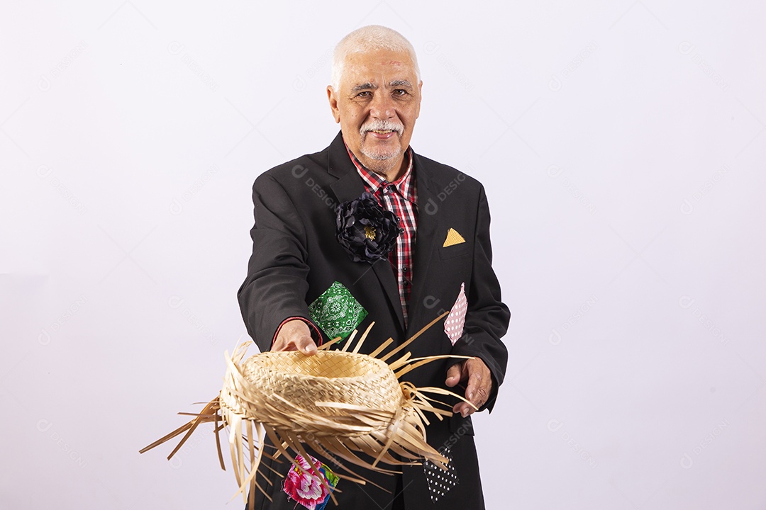 Homem com traje de festa junina