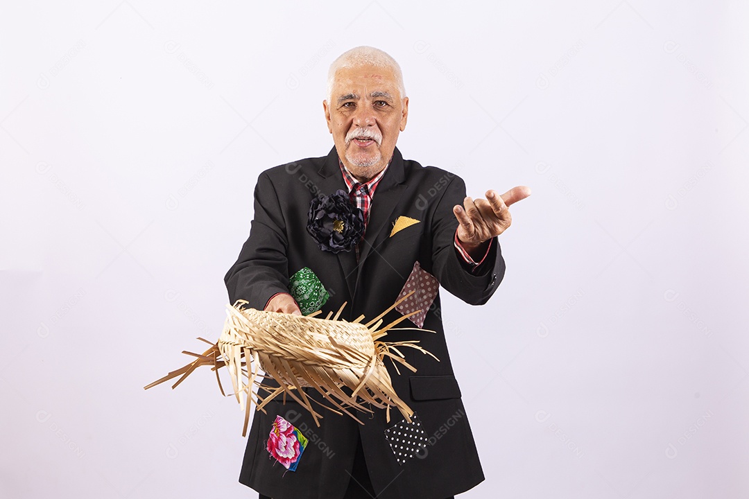 Homem com traje de festa junina