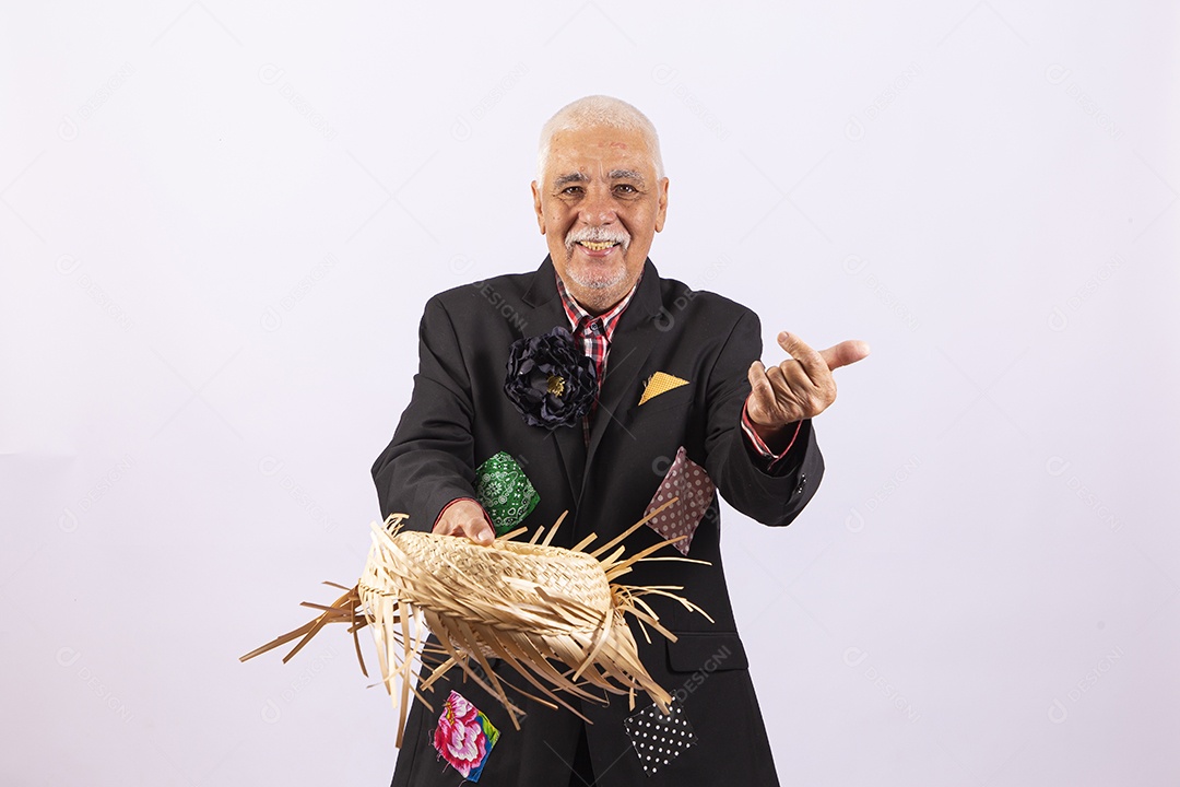 Homem com traje de festa junina