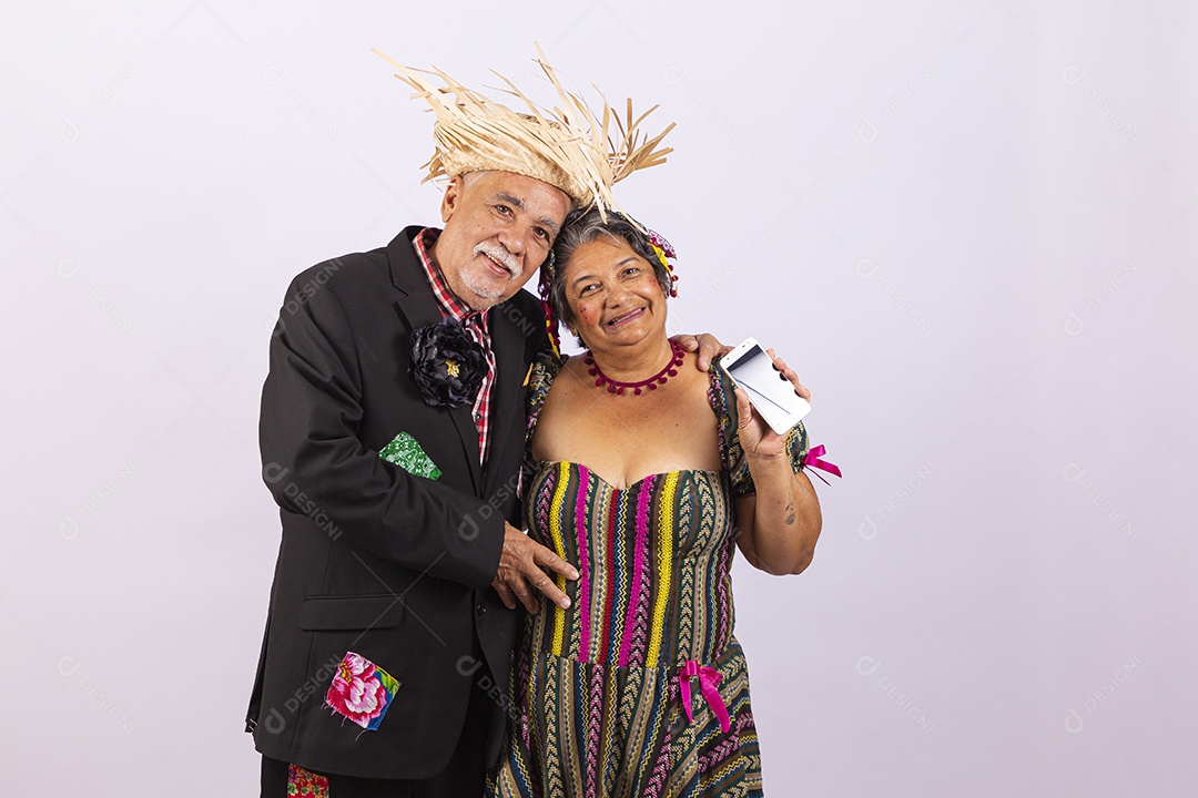 Casal sênior com trajes de festa junina