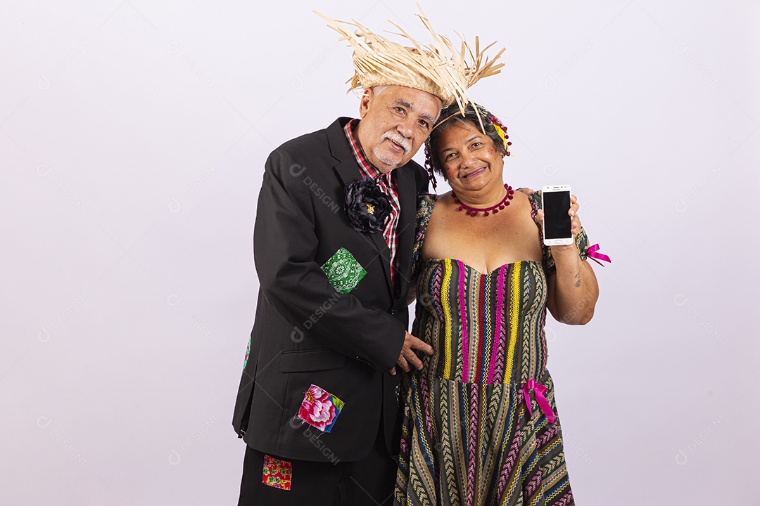 Casal sênior com trajes de festa junina