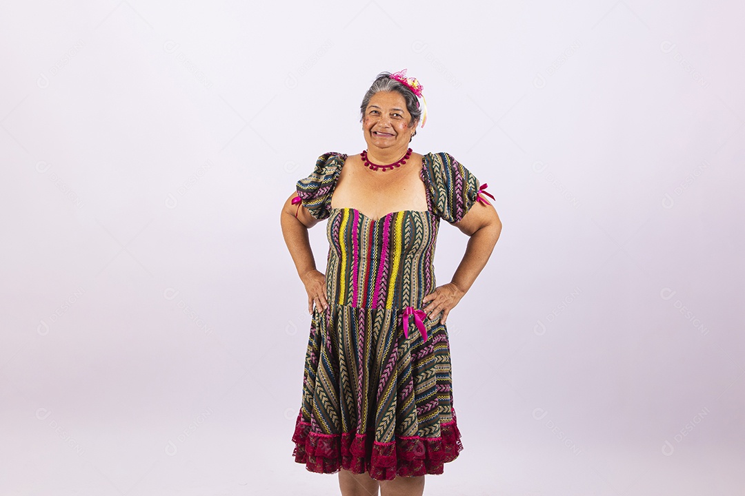 Mulher idosa com vestido de festa junina