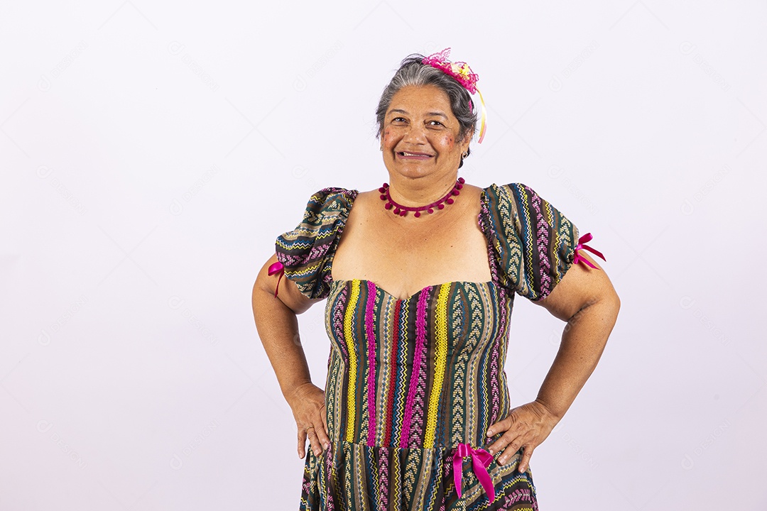 Mulher idosa com vestido de festa junina