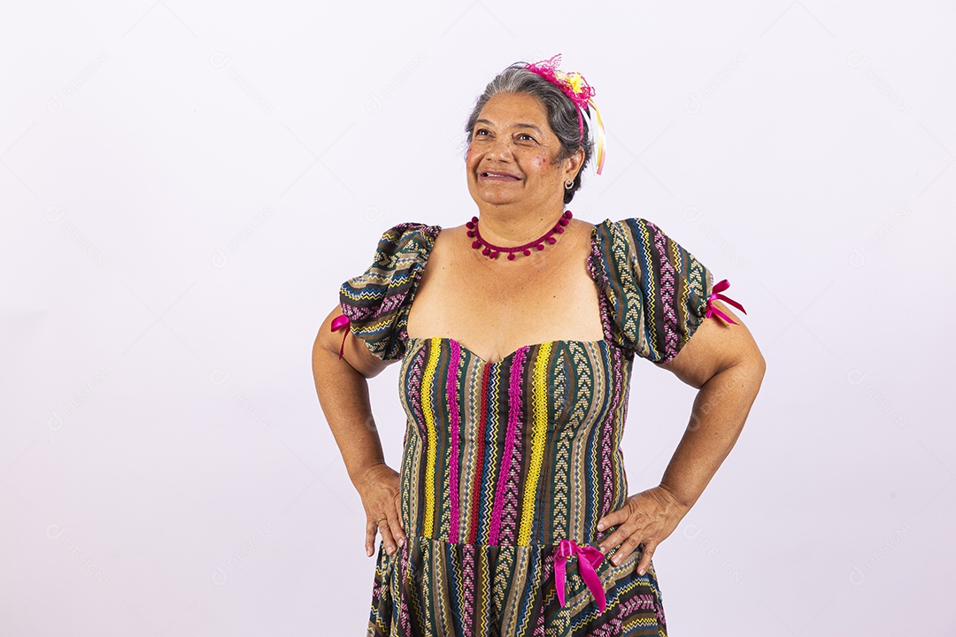 Mulher idosa com vestido de festa junina