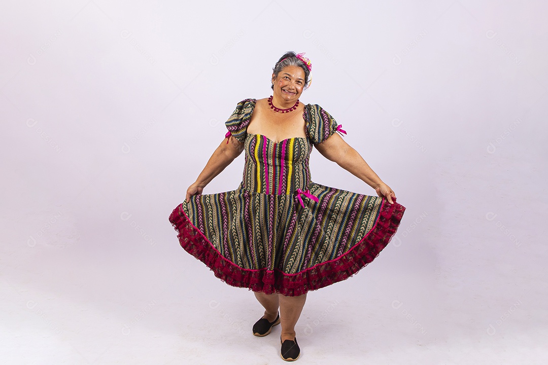 Mulher idosa com vestido de festa junina