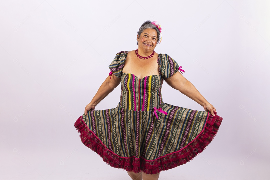 Mulher idosa com vestido de festa junina