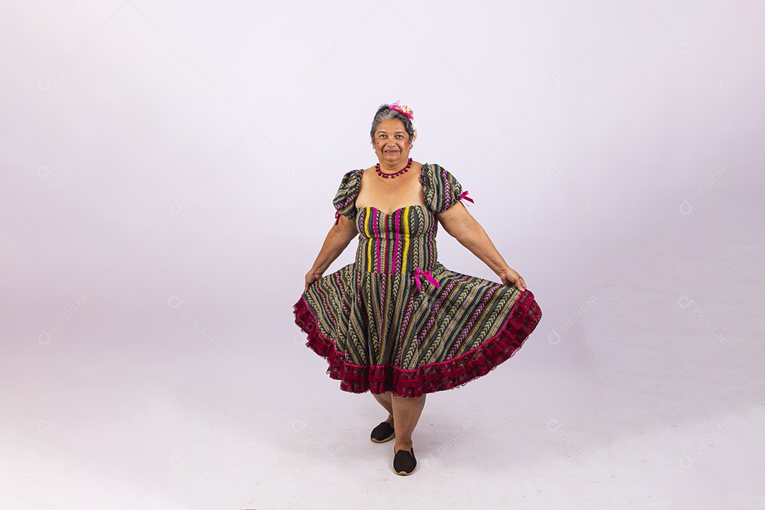 Mulher idosa com vestido de festa junina
