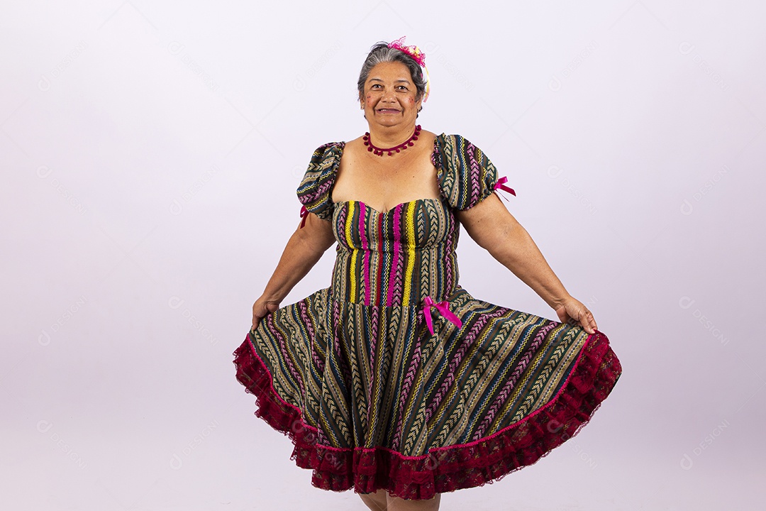 Mulher idosa com vestido de festa junina