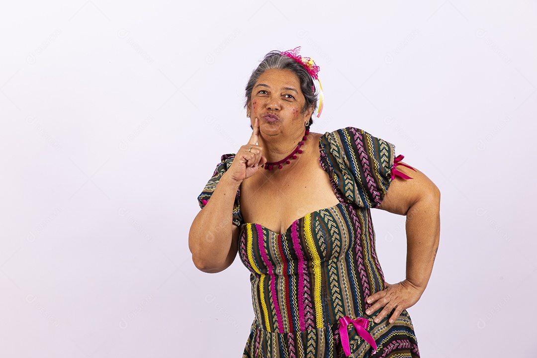 Mulher idosa com vestido de festa junina