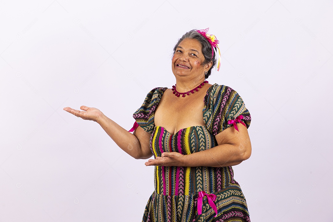 Mulher idosa com vestido de festa junina