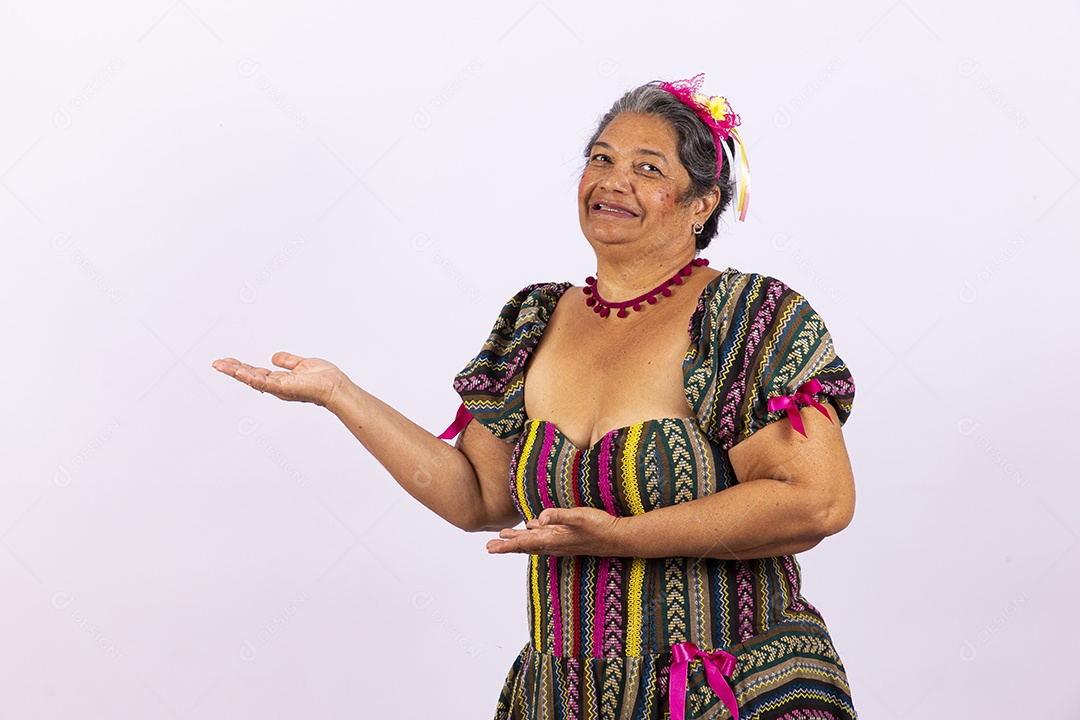 Mulher idosa com vestido de festa junina