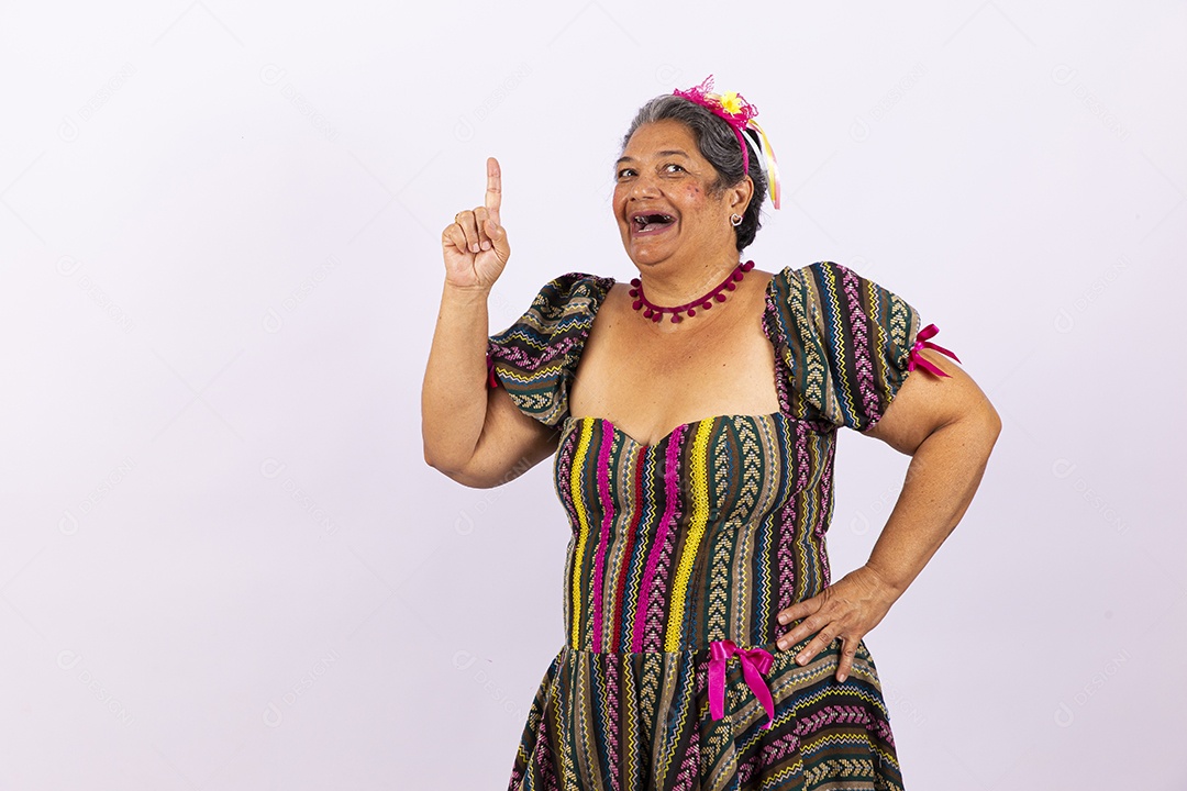 Mulher sênior com vestido de festa junina