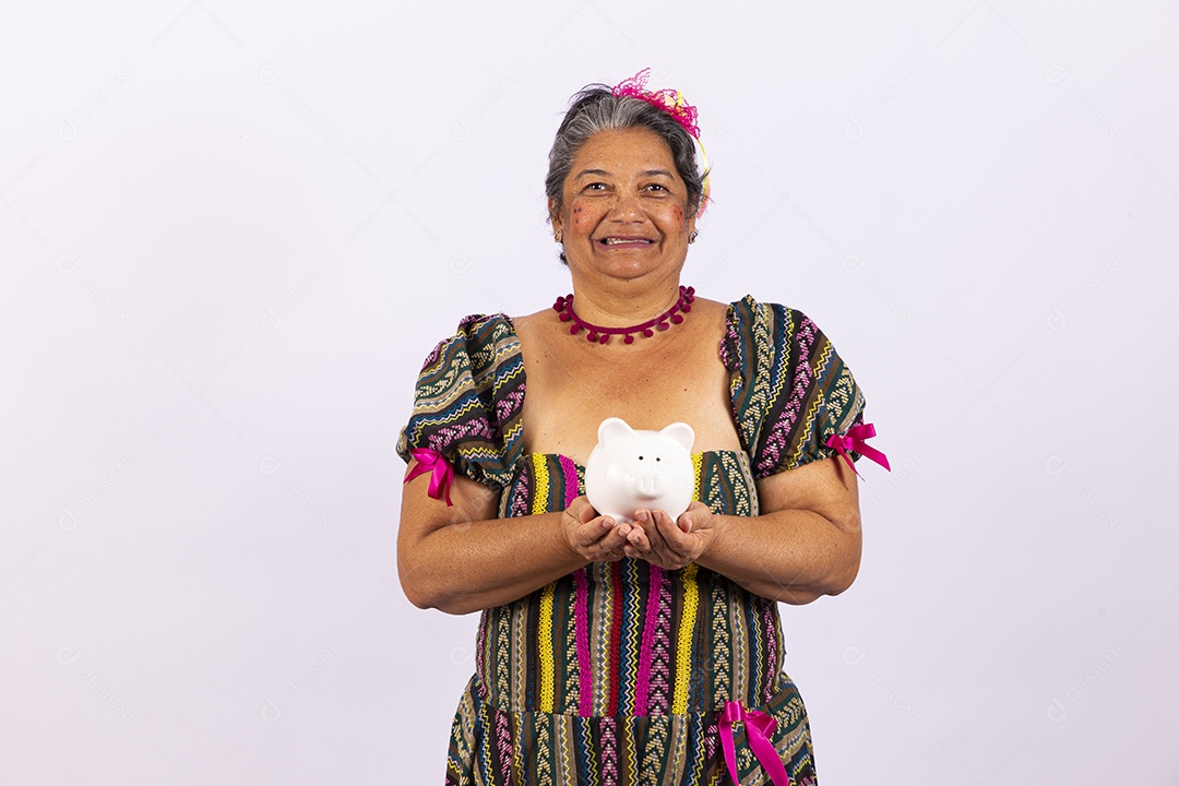 Mulher sênior com vestido de festa junina