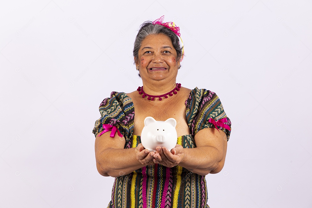 Mulher sênior com vestido de festa junina