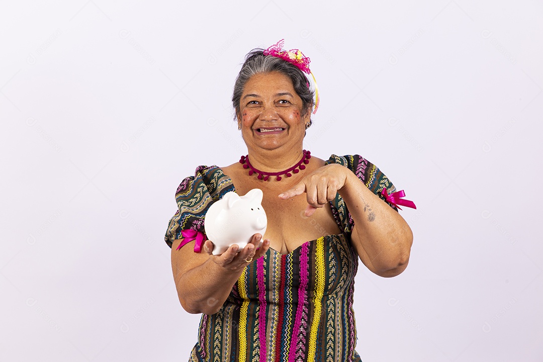 Mulher sênior com vestido de festa junina