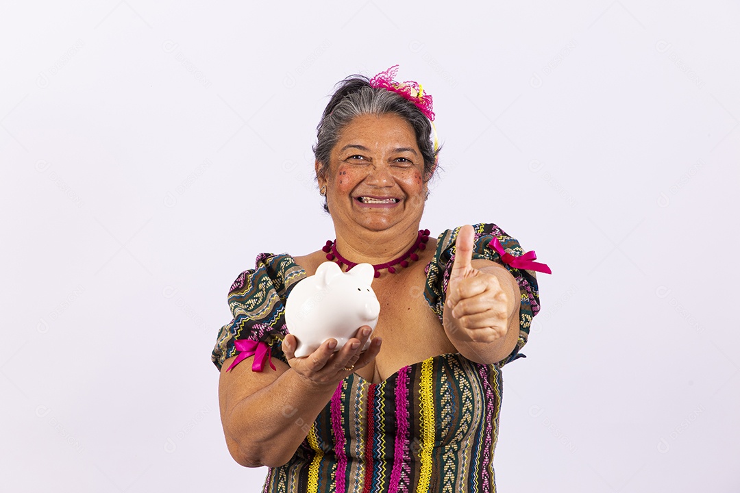Mulher sênior com vestido de festa junina