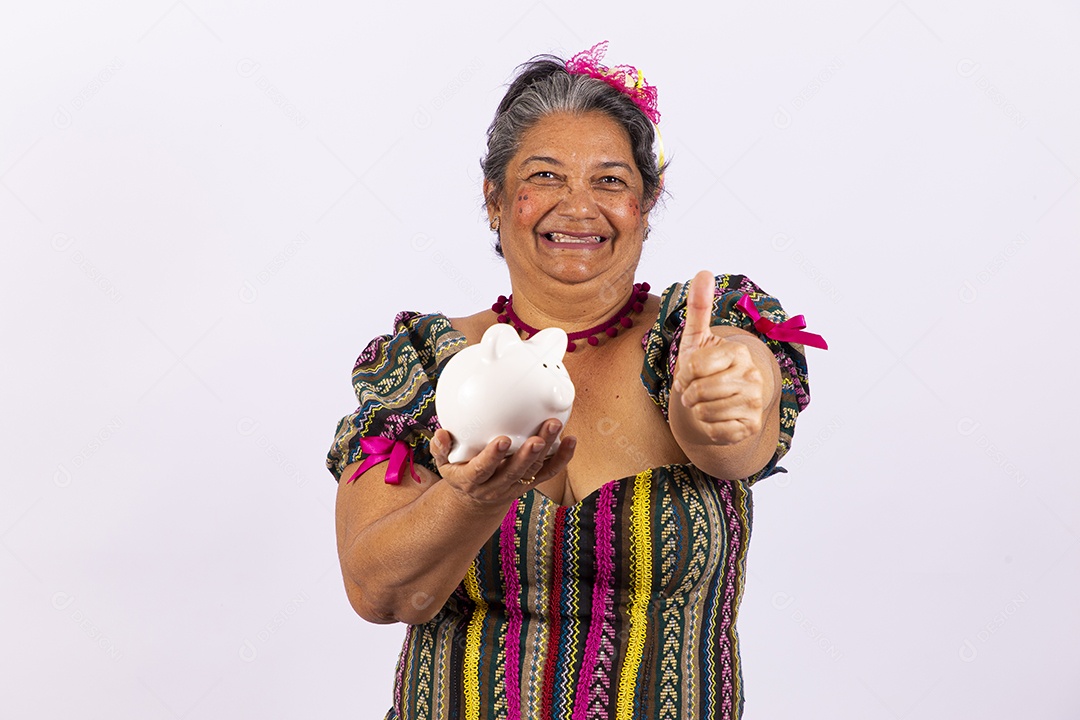 Mulher sênior com vestido de festa junina