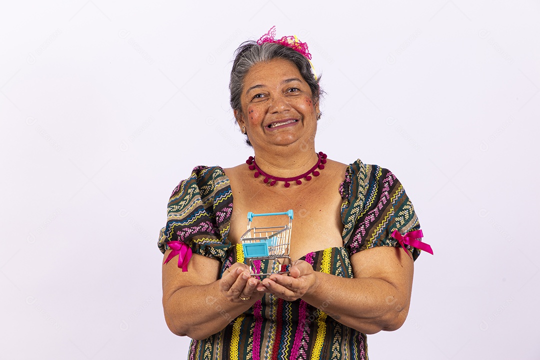 Mulher sênior com vestido de festa junina