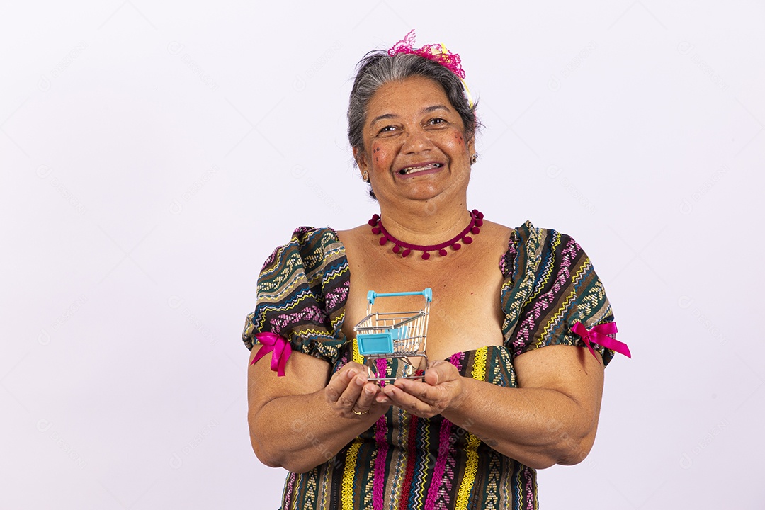 Mulher sênior com vestido de festa junina